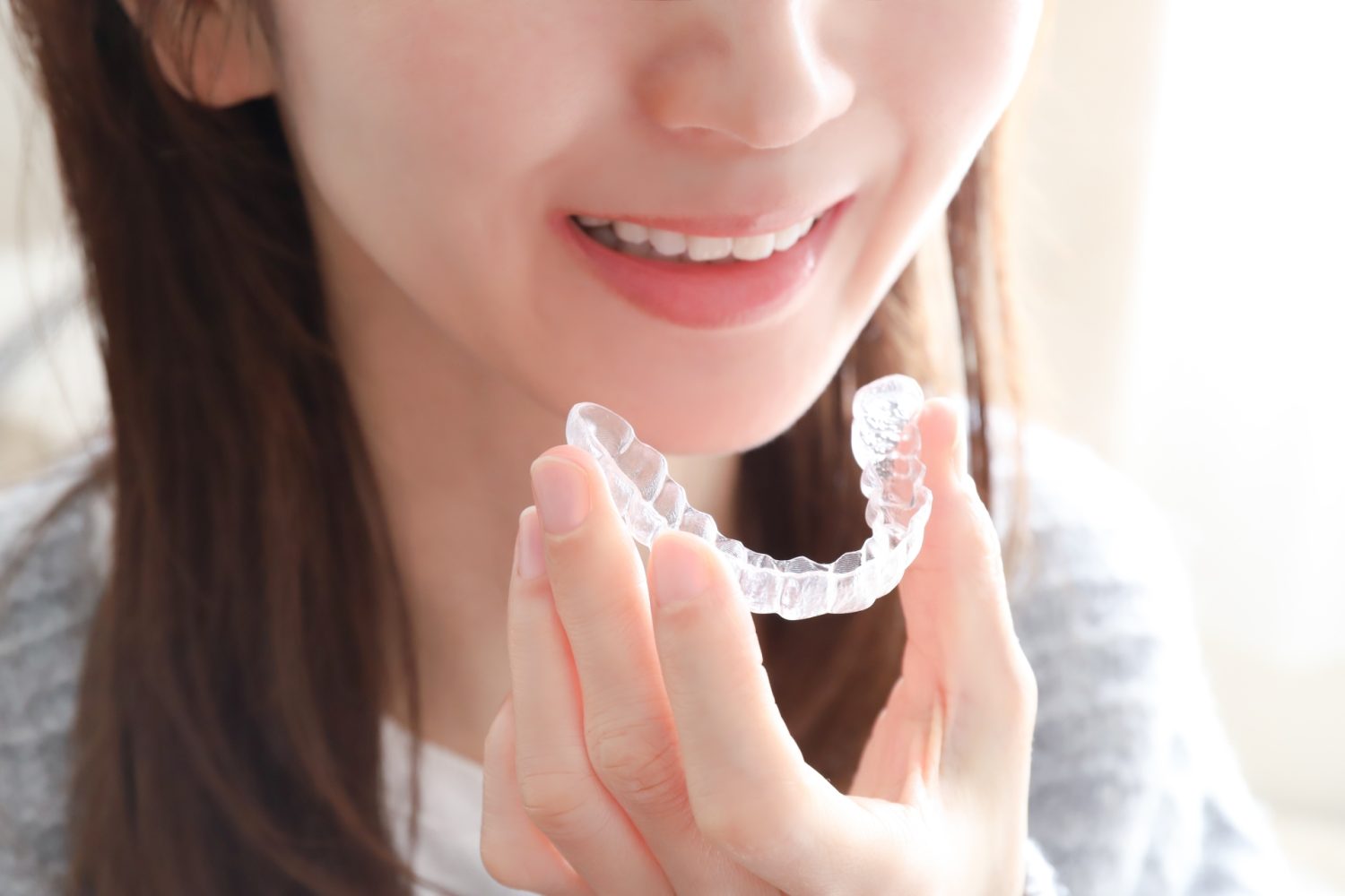 マウスピースをはめる女性