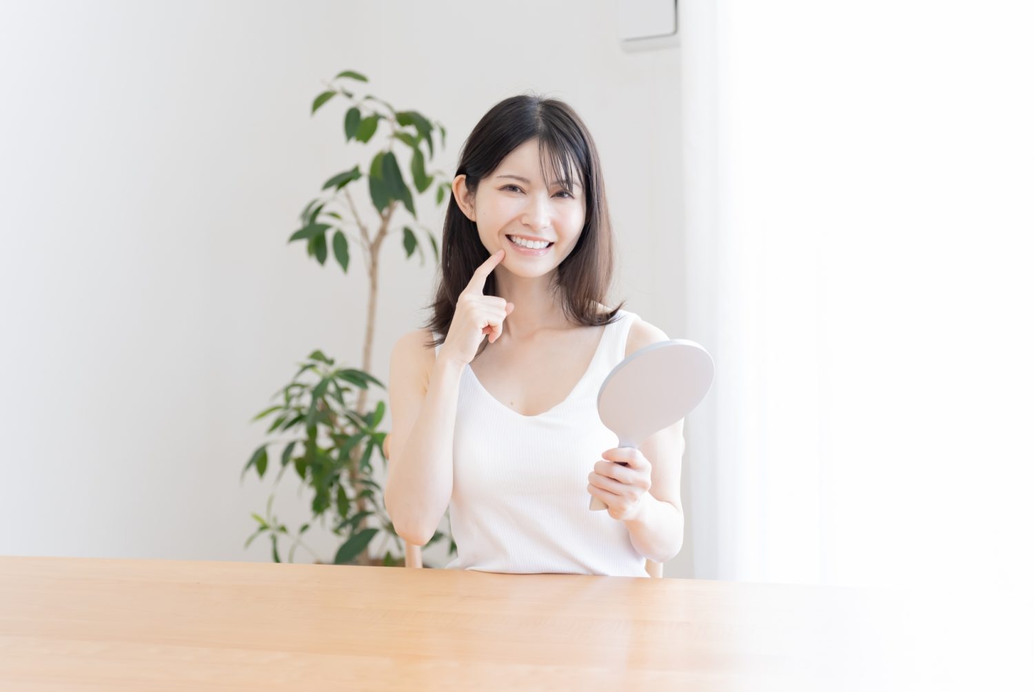 手鏡を持つ女性