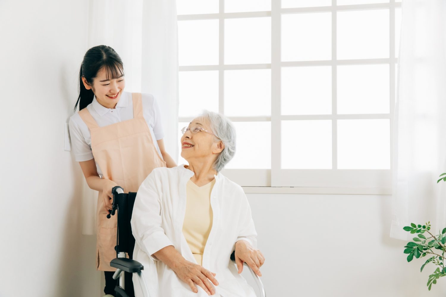 見合う介護士と高齢者