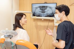 インプラントのフラップレス手術の費用はいくらかかる？通常の手術との違いや適応条件、費用を抑える方法も解説