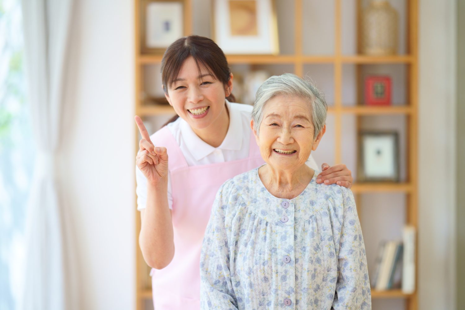 介護士と高齢者