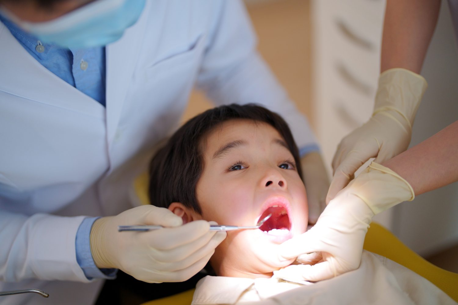 口を開けて歯科検診している男の子