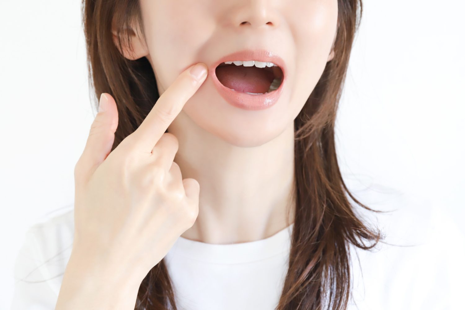 下の歯の歯並びが悪い原因は？放置するリスクや治療方法、歯科医院の選び方を解説