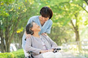 親の介護と施設入所｜検討すべきタイミングと家族の向き合い方とは