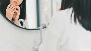 【闘病】「顔が変わった」容姿変貌と嘲笑の地獄… 女子学生を襲った『バセドウ病』