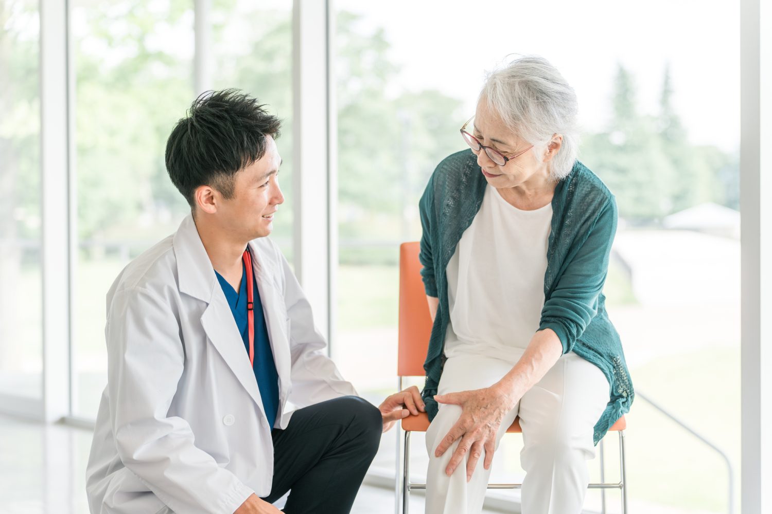 早期の変形性膝関節症、リハビリテーションは有効?