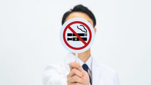 禁煙外来って何するの？ 『ニコチン依存症』の治療と通院の流れ【医師解説】