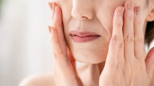 『顔のたるみ』はなぜ起こる？ たるみやすい人の顔型や習慣、予防法を徹底解説