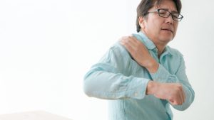 夜の激痛は『四十肩・五十肩』のサイン？ 放置リスクと早期治療法【医師解説】