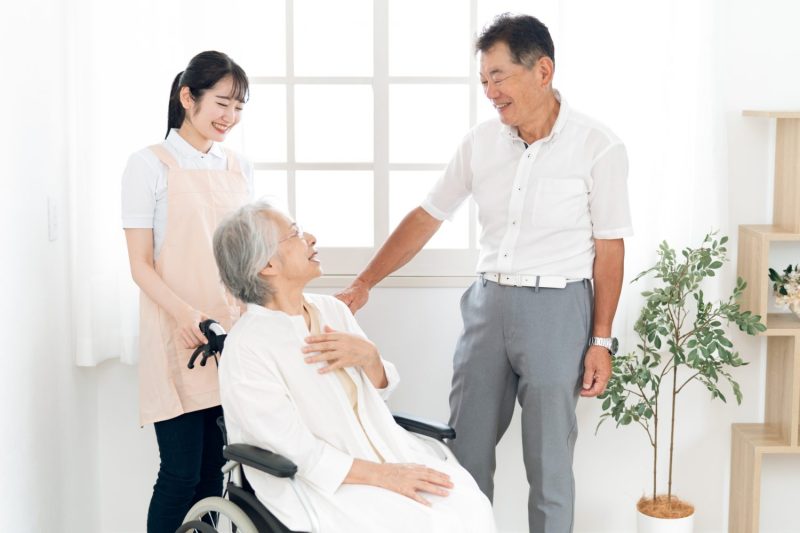 介護士と老夫婦