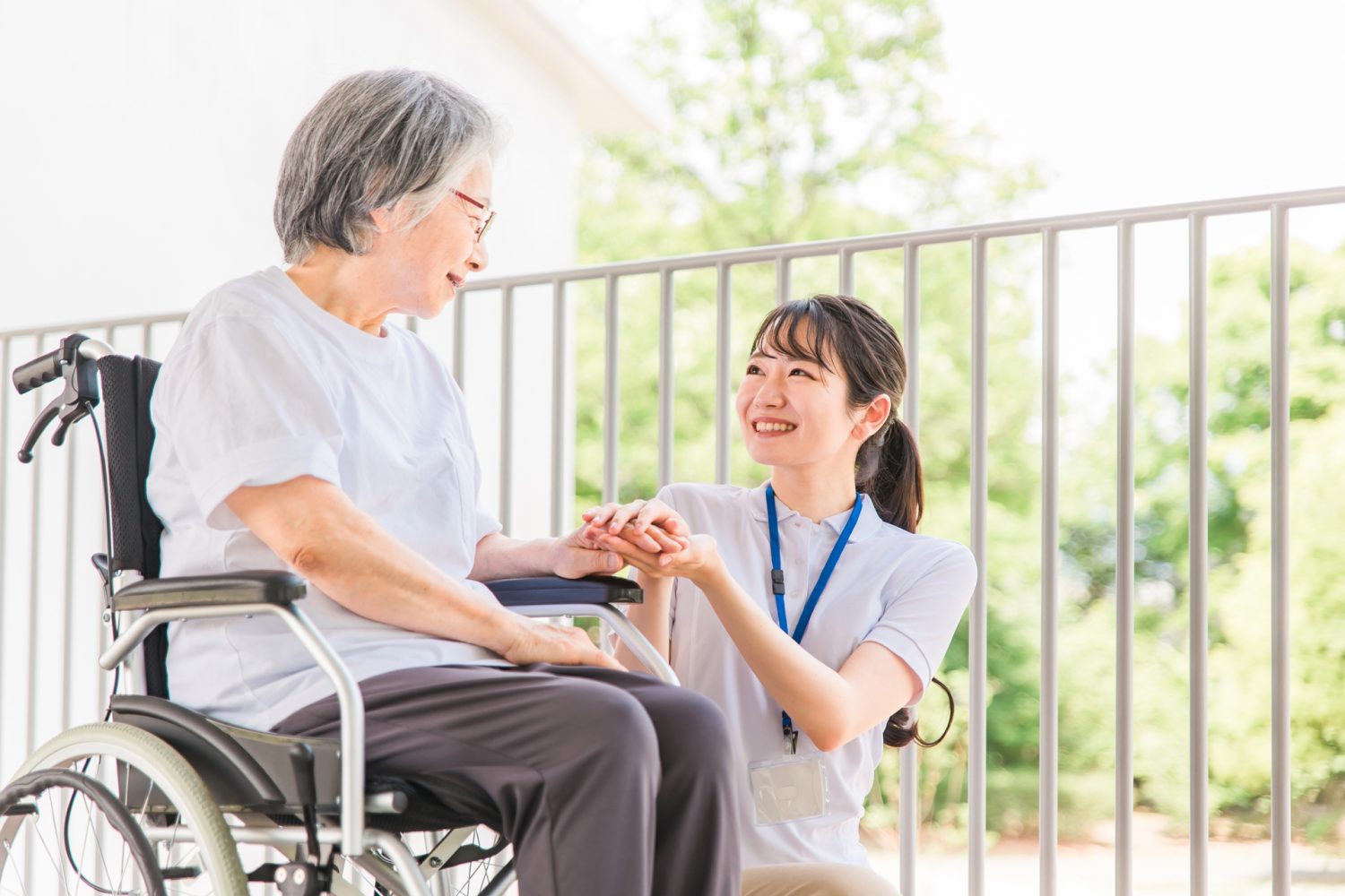 散歩する介護士・理学療法士と高齢者女性