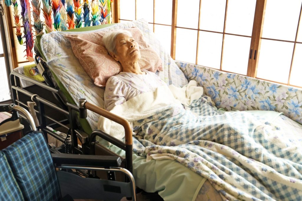 廃用症候群を予防するための知識｜寝たきりや認知症との関係、予防法を解説