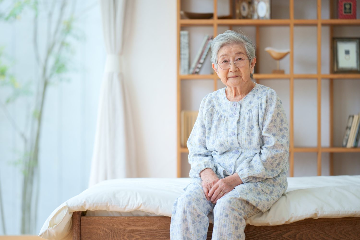 要介護者が不眠になる原因とリスクは？対処法や負担を軽減するサービスも解説