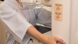 マンモグラフィは痛い？ 被ばくする？ エコーとの違いは？「乳がん検診の疑問」を一挙解説
