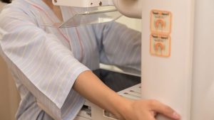 マンモグラフィは痛い？ 被ばくする？ エコーとの違いは？「乳がん検診の疑問」を一挙解説