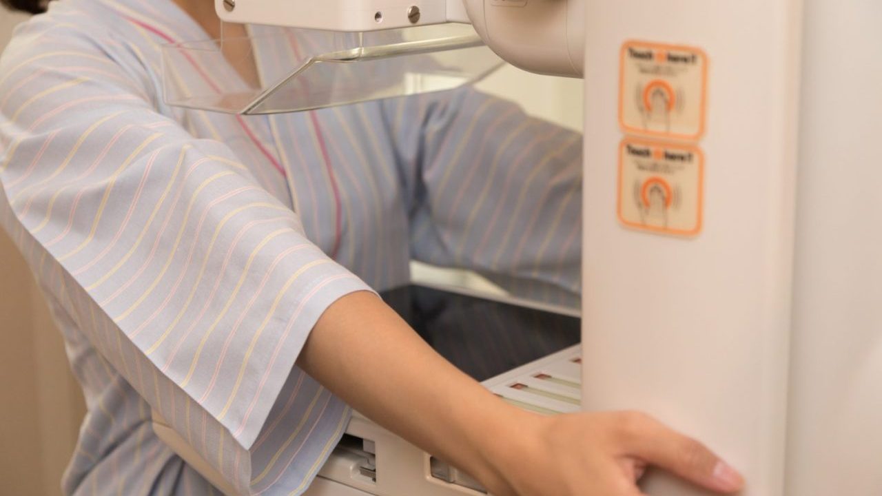 マンモグラフィは痛い？ 被ばくする？ エコーとの違いは？「乳がん検診の疑問」を一挙解説