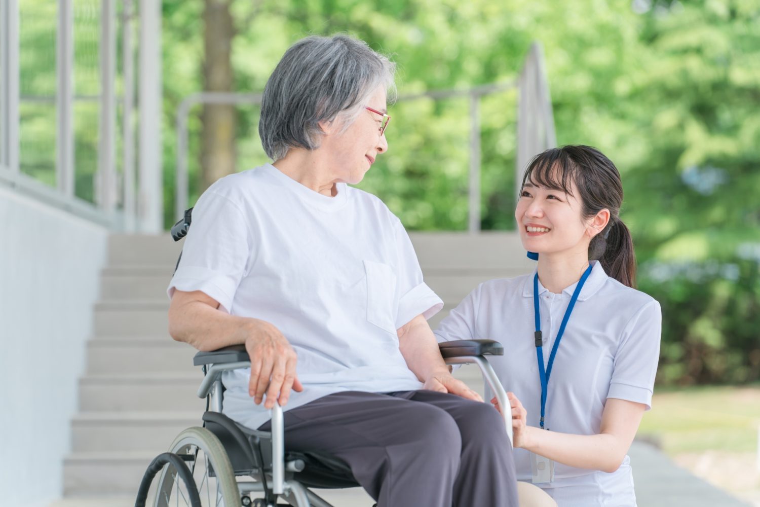 老人ホームには何歳から入れる？サービス内容、入居目的や条件を詳しく解説