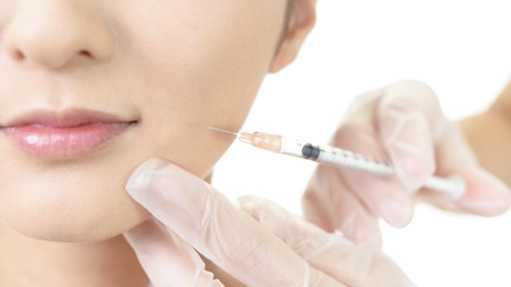 ヒアルロン酸注射で後悔しない！ 『しわ』や『くぼみ』の改善とリスク【医師解説】