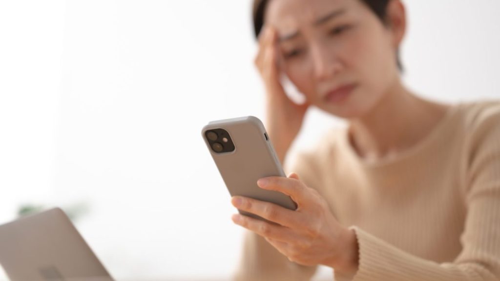 「SNSを見ると疲れる」理由は心のSOSかも？放置するとうつ病に進行するリスクも