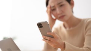 「SNSを見ると疲れる」理由は心のSOSかも？放置するとうつ病に進行するリスクも