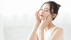 『顔の大きさ』に悩む人へ。切らない「小顔治療」と「脂肪吸引」の違い【医師解説】