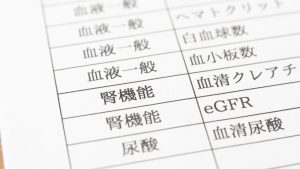 尿検査で『腎機能低下』？ 尿タンパクや尿潜血の理由と受診の目安【医師監修】