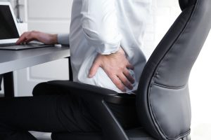 腰痛の原因を徹底解説｜デスクワークで繰り返す痛みの理由と対処法