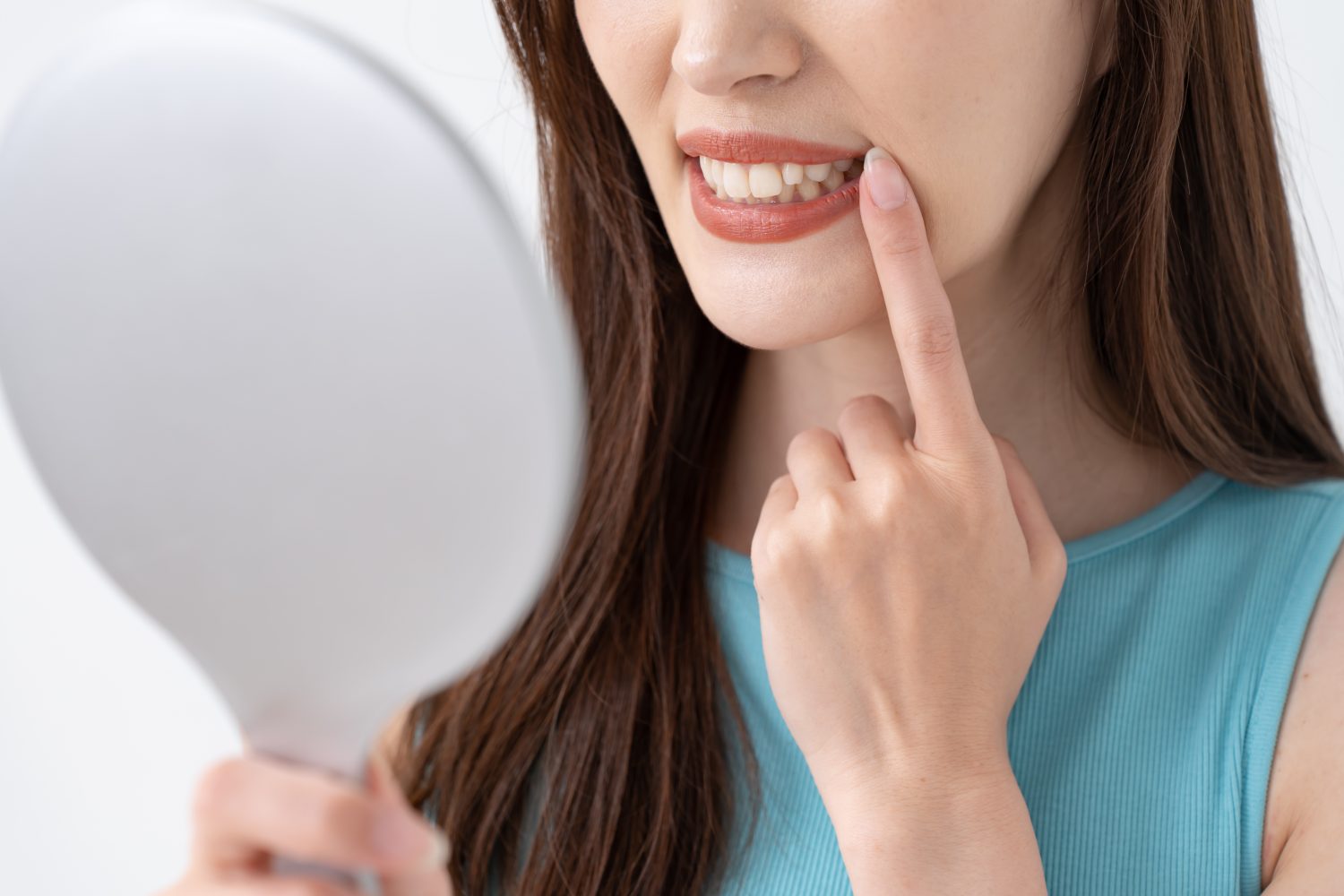 犬歯の噛み合わせが悪い状態とは？八重歯になる原因と治療方法を解説