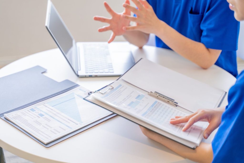 介護の生活相談員とは？役割やケアマネジャーとの違い、相談できる内容を解説