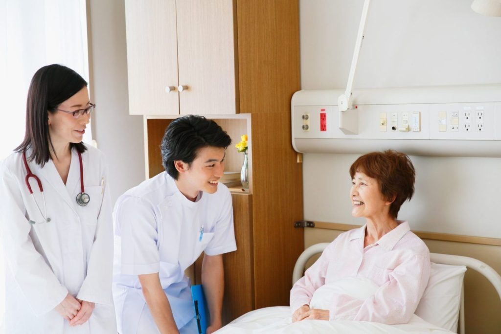 入院中に介護認定を受けるには？申請方法や退院前に進める手続きを解説