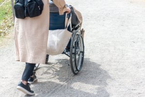 親の介護は何から始まる？準備、手続き、負担を軽減する方法を解説