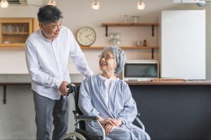 在宅介護とは？やるべきことや活用できるサービス、負担を軽減するポイントを解説