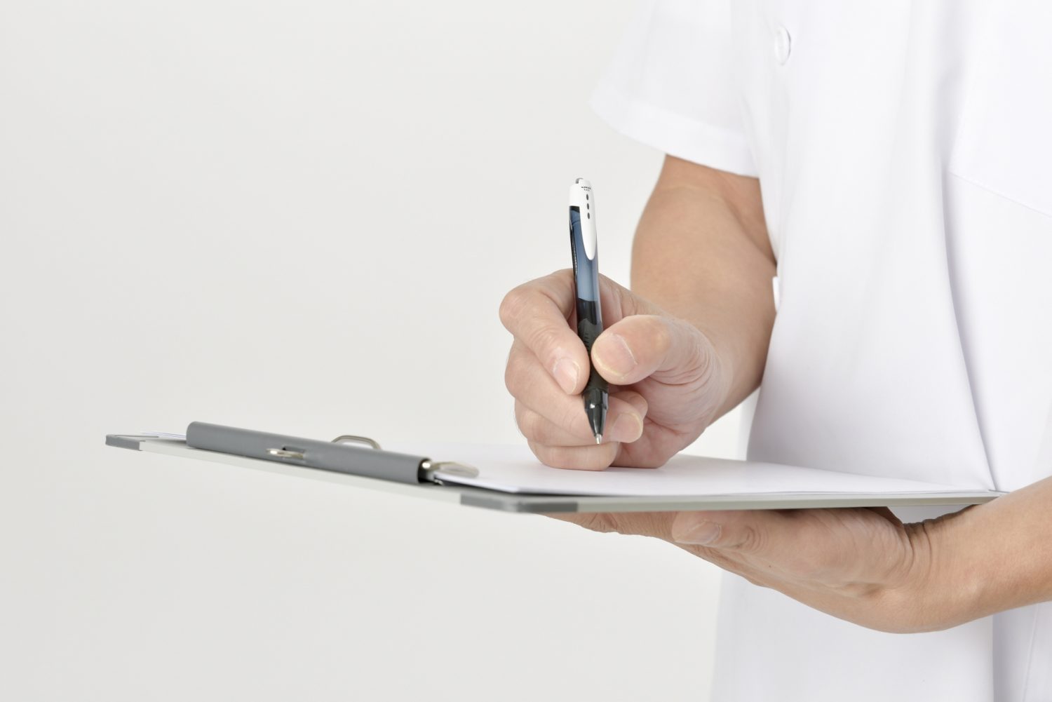 花粉症による喉の痛みの特徴とほかの病気との見分け方