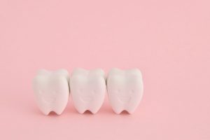 インプラント後に隣の歯が痛いのはなぜ？原因や対処法、受診の目安を解説