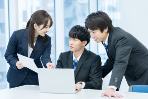 インプラント手術の翌日から仕事はできる？術後の状態と復帰の目安を解説