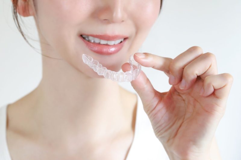 歯列矯正で頬骨は出る？引っ込む？原因や対策、ほうれい線や輪郭への影響を解説