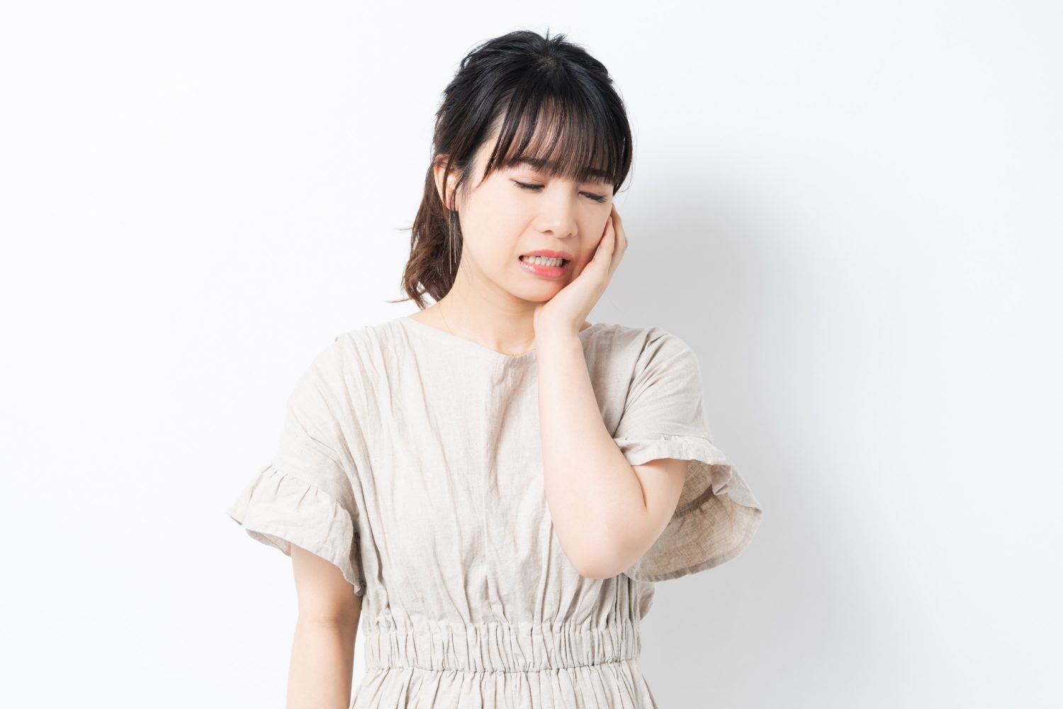 インプラントの術後はいつまで痛い？痛みが長引く原因と受診の目安を解説