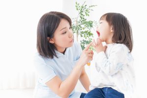 歯並びはいつ決まる？自然に治りやすい歯並び、子どもに与える影響や予防法も解説