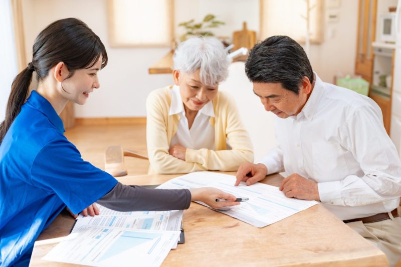 説明を受ける老夫婦