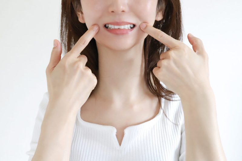 葉を指さす女性