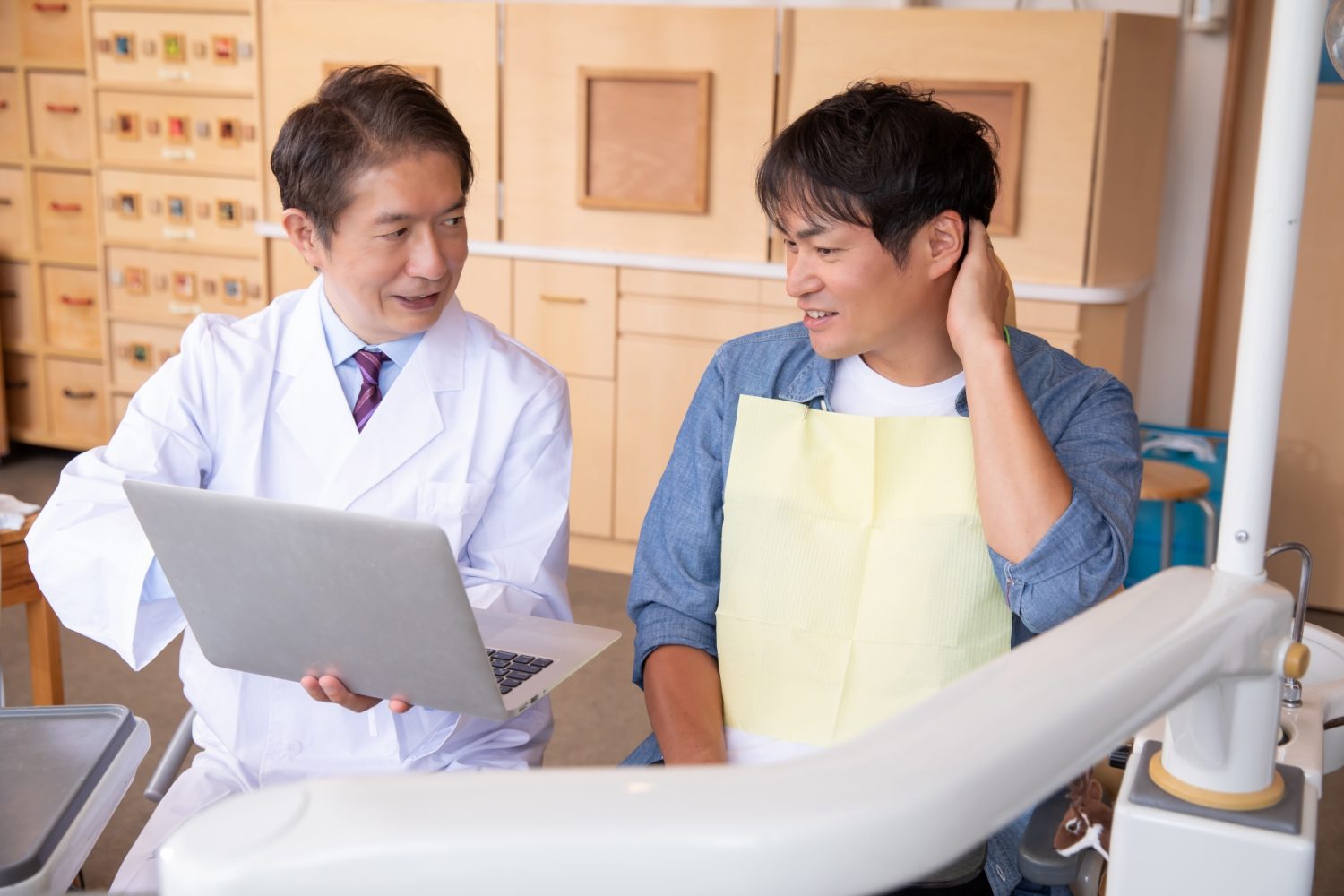 歯医者と男性患者
