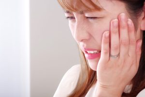 セラミックの歯が噛むと痛い原因とは？対処法や受診の目安を解説