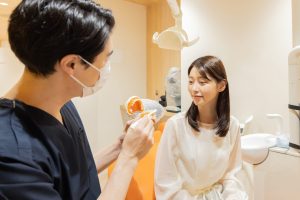 インプラント周囲炎の原因とは？発症リスクを高める要因と予防法、受診のタイミングを解説