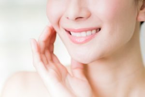 ホワイトニングで歯が白くなるメカニズム｜種類別の特徴や白さを保つケア方法を解説