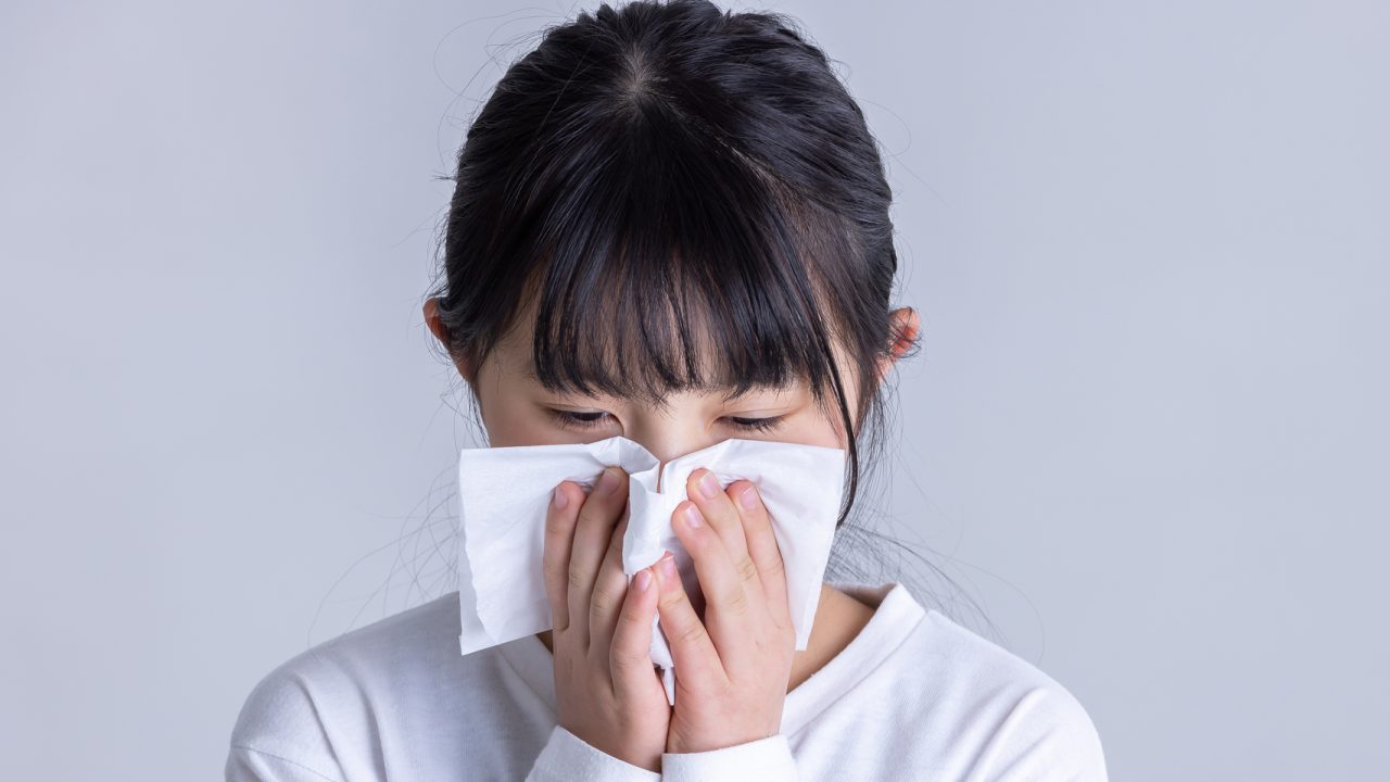 子どもの「鼻水」や「せき」は風邪? 花粉症? 見分け方と受診の目安を小児科医が解説