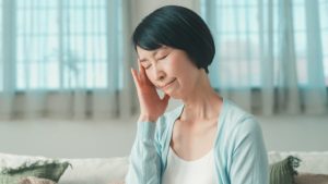 市販薬で改善しない『片頭痛』の原因は？ 受診の目安と見分け方を医師が解説