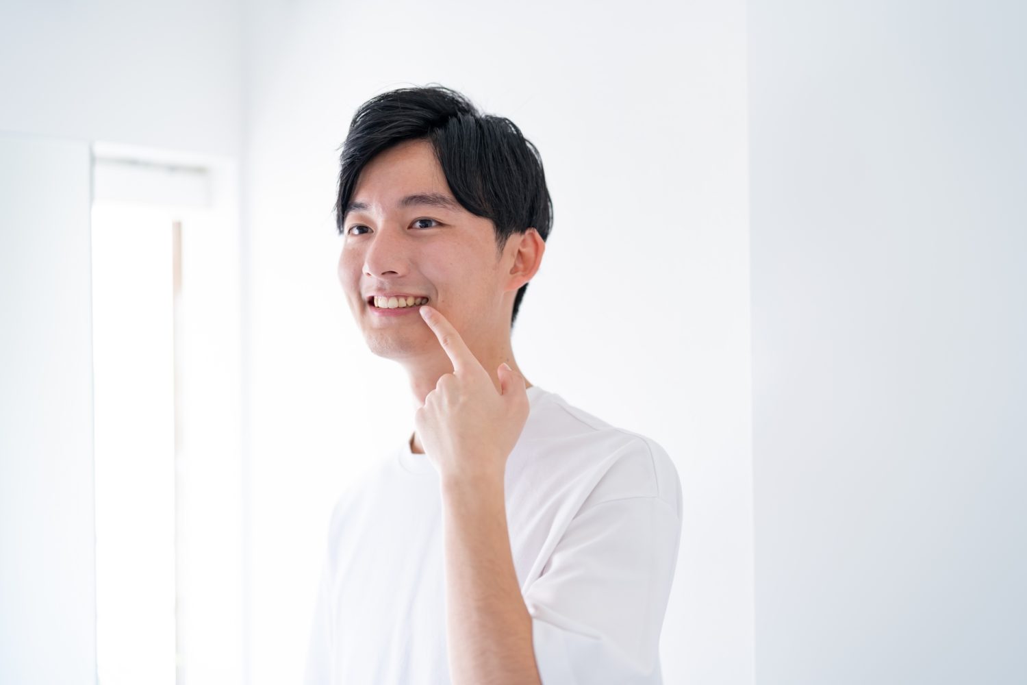 歯列矯正は仕事への影響がある？治療を行うタイミングや通院頻度、費用目安も解説