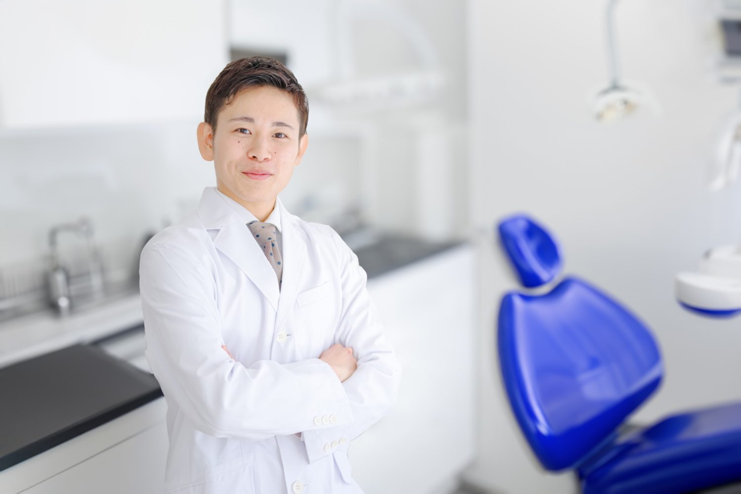 歯科医院で腕組みする男性
