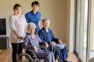 認知症のグループホームとは？ケア内容や周辺症状への対応、進行時の対応を解説します