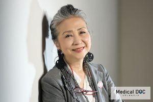 内田春菊、大腸がん治療で「人工肛門」に。“思っているより大変じゃない”生活の実態とは